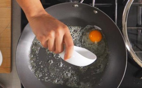 Thói quen nêm gia vị vào trứng khi nấu của nhiều bà nội trợ biến trứng trở thành chất độc