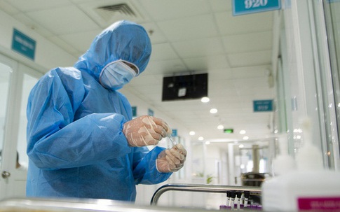 1 trong 3 chuyên gia mắc COVID-19 vừa phát hiện được cách ly tại Hà Nội