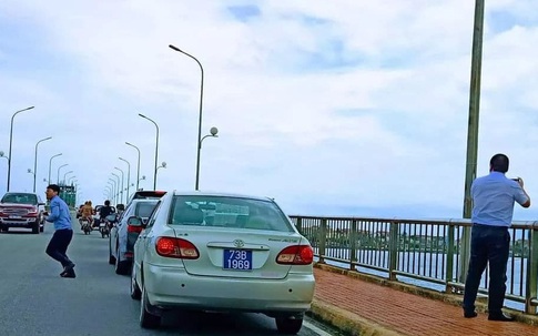 Sẽ xử lý 4 xe biển xanh dừng giữa cầu Nhật Lệ để... chụp ảnh