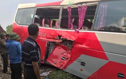 Hà Nội: Tàu hỏa đâm thẳng vào xe chở học sinh tiểu học, nhiều em nhỏ bị thương