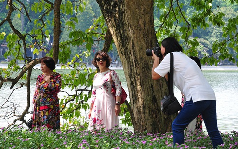 Chị em tấp nập chụp ảnh với khung cảnh hoàn toàn mới lạ của Hồ Gươm