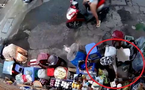 Công an lên tiếng về clip mẹ xúi con trộm tiền của cụ bà bán nước