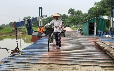Gần 800 người dân “run rẩy” đi qua cầu phao mỗi khi vào mùa mưa bão