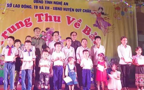 Tặng quà hàng trăm trẻ có hoàn cảnh khó khăn trên địa bàn Nghệ An