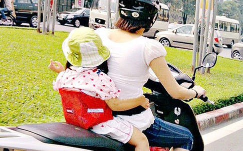 Những rủi ro khi chở con nhỏ đi xe máy và những quy tắc nằm lòng cha mẹ buộc phải biết