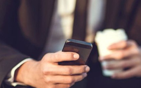 Phát hiện chồng ngoan hiền cứ sểnh ra là nhắn tin chuyện trò giường chiếu với gái lạ, vợ gặng hỏi mới biết được nguyên nhân thắt lòng