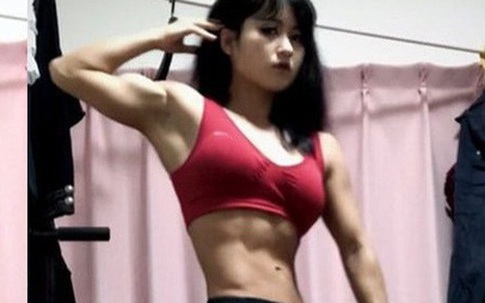 Chùm ảnh: Nàng Lolita Nhật Bản khoe thân hình cơ bắp