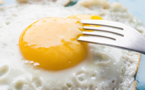 Mỗi ngày cho con ăn một quả trứng lòng đào, 2 tuần sau mẹ trẻ nghẹn ngào đưa con đến viện vì bị nhiễm trùng huyết