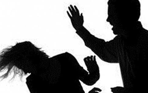 Đưa con đi nhận phần thưởng học sinh giỏi về, chồng tôi giơ thẳng tay tát bé một cái khiến lòng tôi như vỡ vụn