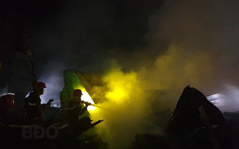 Bất cẩn lúc thắp hương thờ cúng, trại hòm tiền tỉ bị thiêu rụi