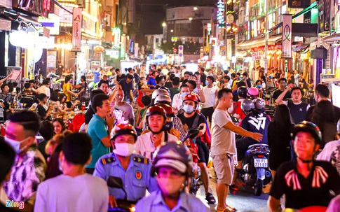 Phố đi bộ Bùi Viện chật kín khách ngày đầu hoạt động trở lại
