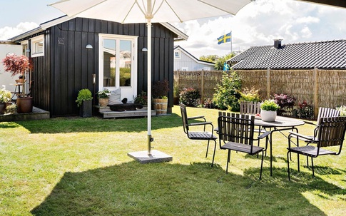 Ngôi nhà vườn chỉ vỏn vẹn 45m² nhưng tọa lạc trên thảm cỏ xanh mượt với không gian sống trong lành