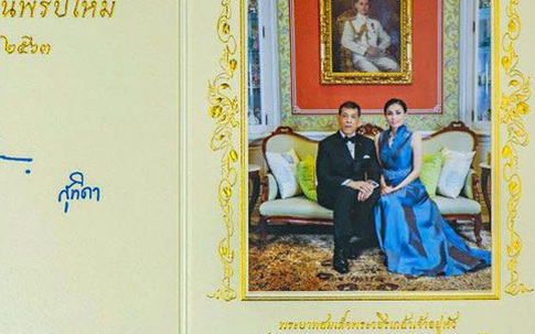 Vợ chồng Quốc vương Thái Lan phát hành thiệp mừng năm mới, đáng chú ý là 4 người con trai không được thừa nhận có hành động bất ngờ