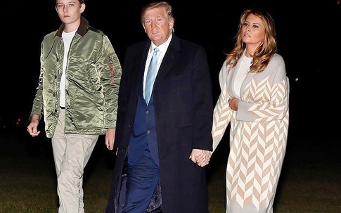 Chiều cao "khủng" cùng gương mặt điển trai của con trai út Tổng thống Trump lại khiến fan nữ phát sốt