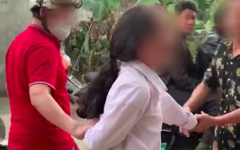 Phụ huynh vây bắt nữ sinh đã đánh con mình khiến cộng đồng mạng chia làm 2 phe tranh cãi gay gắt