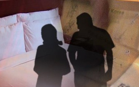 'Chăn dắt' vợ đi bán dâm suốt hơn 10 năm, người đàn ông cầm thú gây phẫn nộ hơn khi quấy rối tình dục con gái mới học tiểu học