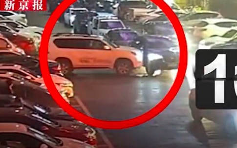 Hành động sốc của tài xế nữ khi ô tô bị chắn đường
