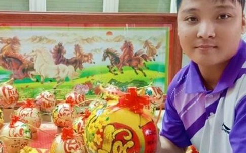 Thầy giáo vẽ quả thư pháp kiếm bộn tiền dịp Tết