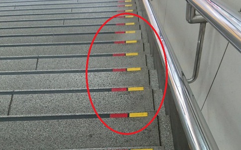 Lý do bất ngờ khiến nhiều bậc cầu thang ở Nhật có dấu đỏ-vàng, quả không hổ danh là quốc gia "kỹ tính" nhất thế giới