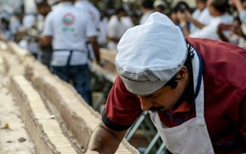 Nghệ nhân Ấn Độ làm bánh 27 tấn dài nhất thế giới để phá kỷ lục của TQ