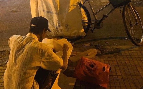 Xúc động nghẹn ngào với câu chuyện đêm cuối năm của người đàn ông nhặt rác và cô gái trẻ