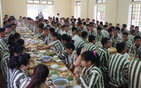 Lắng lòng bên mâm cơm tất niên ở trại giam