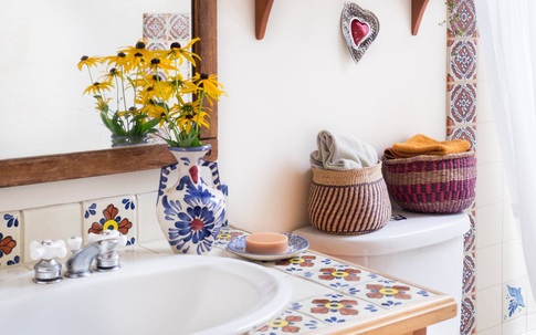 5 điều đang khiến phòng tắm của bạn trông bẩn và bừa bộn hơn