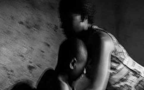 Lo sợ tội phạm tình dục, các bà mẹ Cameroon ủi phẳng ngực con gái