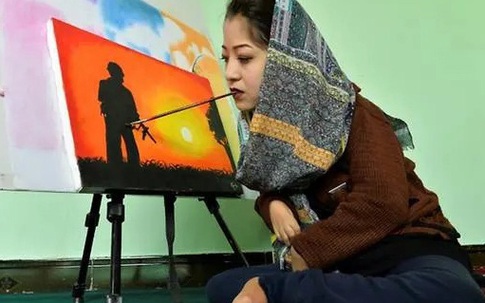 Cô gái khuyết tật mở lớp dạy vẽ tranh