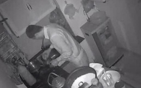 Xem camera an ninh thấy chồng mò mẫm một mình dưới bếp, biết lý do vợ không khỏi "cay mắt"