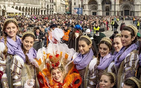 Những kiểu hóa trang bắt mắt trong lễ hội nổi tiếng ở Italia