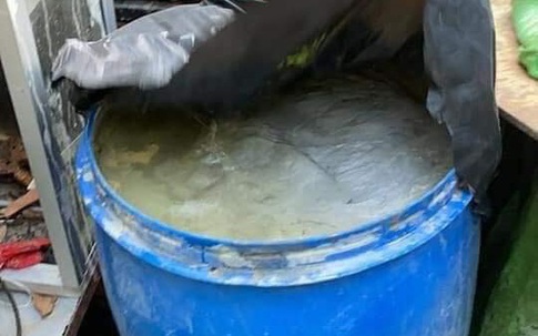 Phát hiện chiếc thùng nhựa chứa đầy xi măng và thi thể người đàn ông bị em trai giết hại chỉ vì một chiếc áo