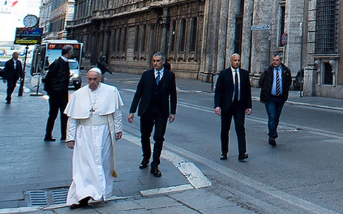 Giáo hoàng đi bộ trên đường vắng tanh