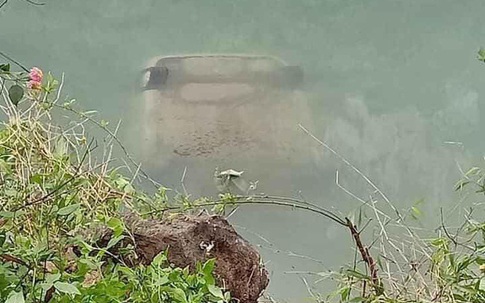 Nữ tài xế mắc kẹt tử vong trên ghế lái sau khi ô tô con chìm xuống sông