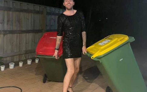 Chết cười cảnh phải ở nhà né dịch, dân Úc tranh thủ mở show diễn thời trang khi ra ngoài đổ rác
