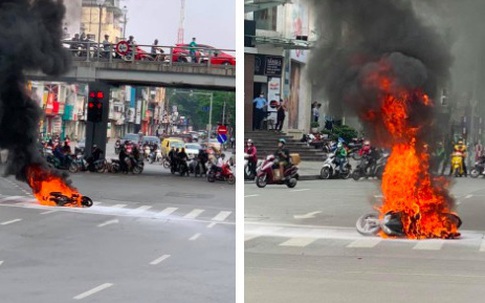 Chiếc xe máy bất ngờ cháy thành than giữa phố Hà Nội, hiện trường vụ việc khiến người xem đầy ám ảnh