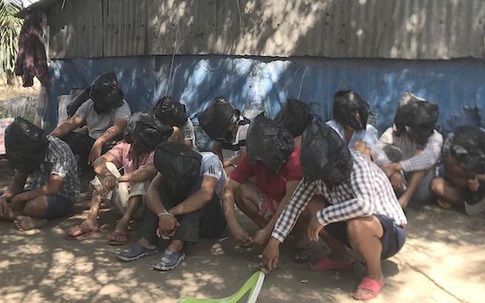 Cảnh sát dùng túi nylon trùm đầu những người đánh bạc trong mùa dịch