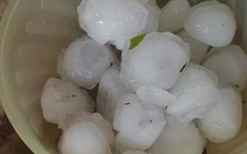 Mưa đá to như quả trứng kéo dài suốt 20 phút ở xã biên giới Nghệ An