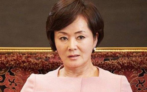 Từ nhà thông gia về, bố tôi nổi giận gỡ ảnh cưới của anh trai ném ra sân, còn mẹ thì nằm vật ra giường mà khóc than