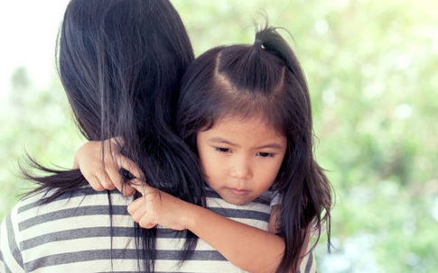 Đi làm xa về thăm con, tôi mừng tủi chạy lại ôm chầm lấy con nhưng vừa nhìn rõ mặt đứa trẻ thì trong lòng tôi chỉ còn sự phẫn nộ