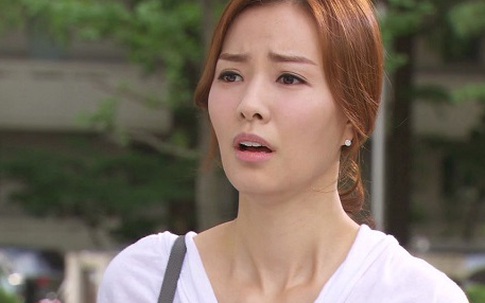 Bắt gặp chồng dúi xấp tiền dày cộm vào tay cô hàng xóm trẻ, tôi phẫn nộ lao ra chất vấn, để rồi sau đó phải cuống quýt về nhà lấy thêm 50 triệu cho cô ta