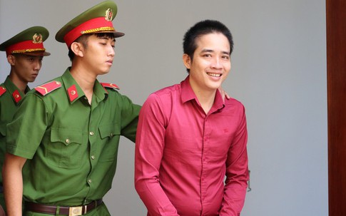 Tạm hoãn phiên tòa con trai sát hại mẹ ruột, rồi tri hô rằng nạn nhân đã tự sát