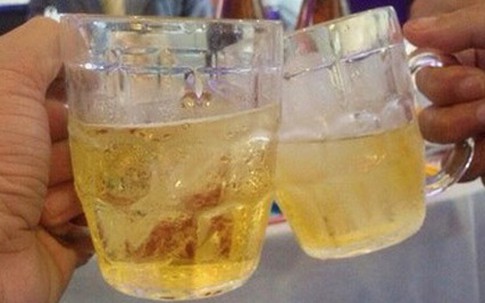 Đâm chai bia vào mặt bạn nhậu vì bị ép phải bắt tay