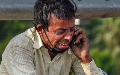 Bức ảnh người cha Ấn Độ bật khóc bên đường gây xúc động khắp thế giới