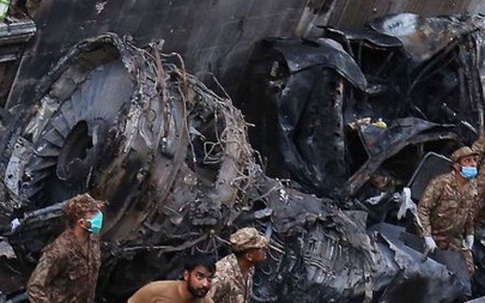 Thi thể từ trên trời rơi xuống trong vụ tai nạn máy bay ở Pakistan