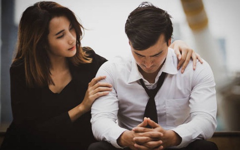 Vừa nhìn thấy tin nhắn từ ngân hàng, chồng trợn mắt nhìn tôi trân trân rồi 3 ngày sau đó anh đóng cửa im ỉm không bước chân ra khỏi nhà
