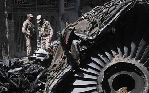 Phát hiện túi tiền lớn trong máy bay rơi làm 97 người chết ở Pakistan