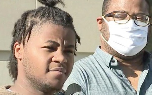 Thiếu niên da đen bị nhổ nước bọt vào mặt trong biểu tình ở Mỹ