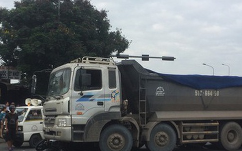 Vợ chết dưới bánh xe, chồng bị thương nhập viện sau va chạm với xe ben