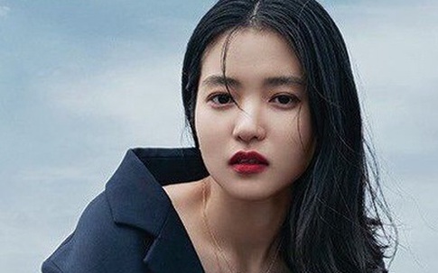 Vẻ ngoài xinh đẹp của nàng thơ phim 18+ xuất hiện với Song Joong Ki